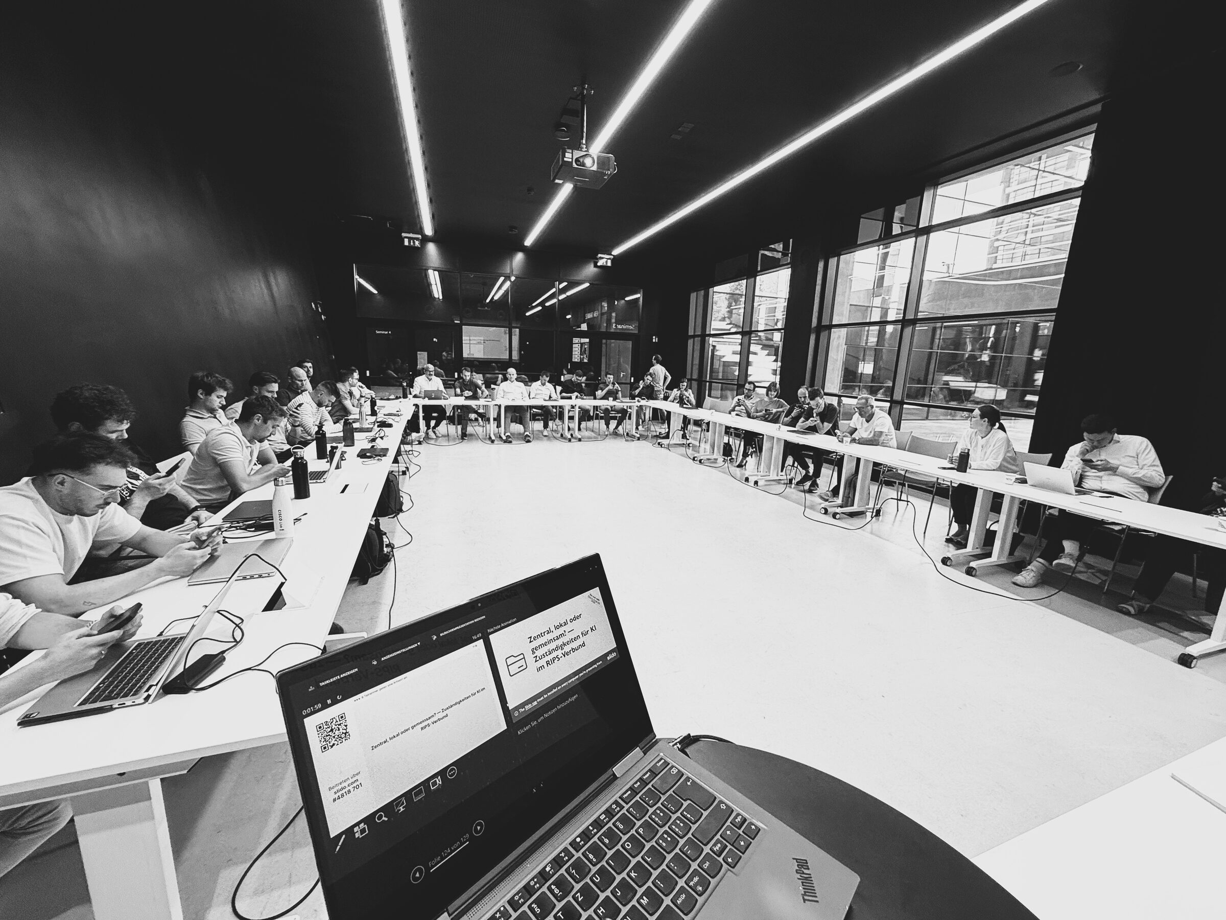 Teilnehmende arbeiten gemeinsam in einem Strategie-Workshop